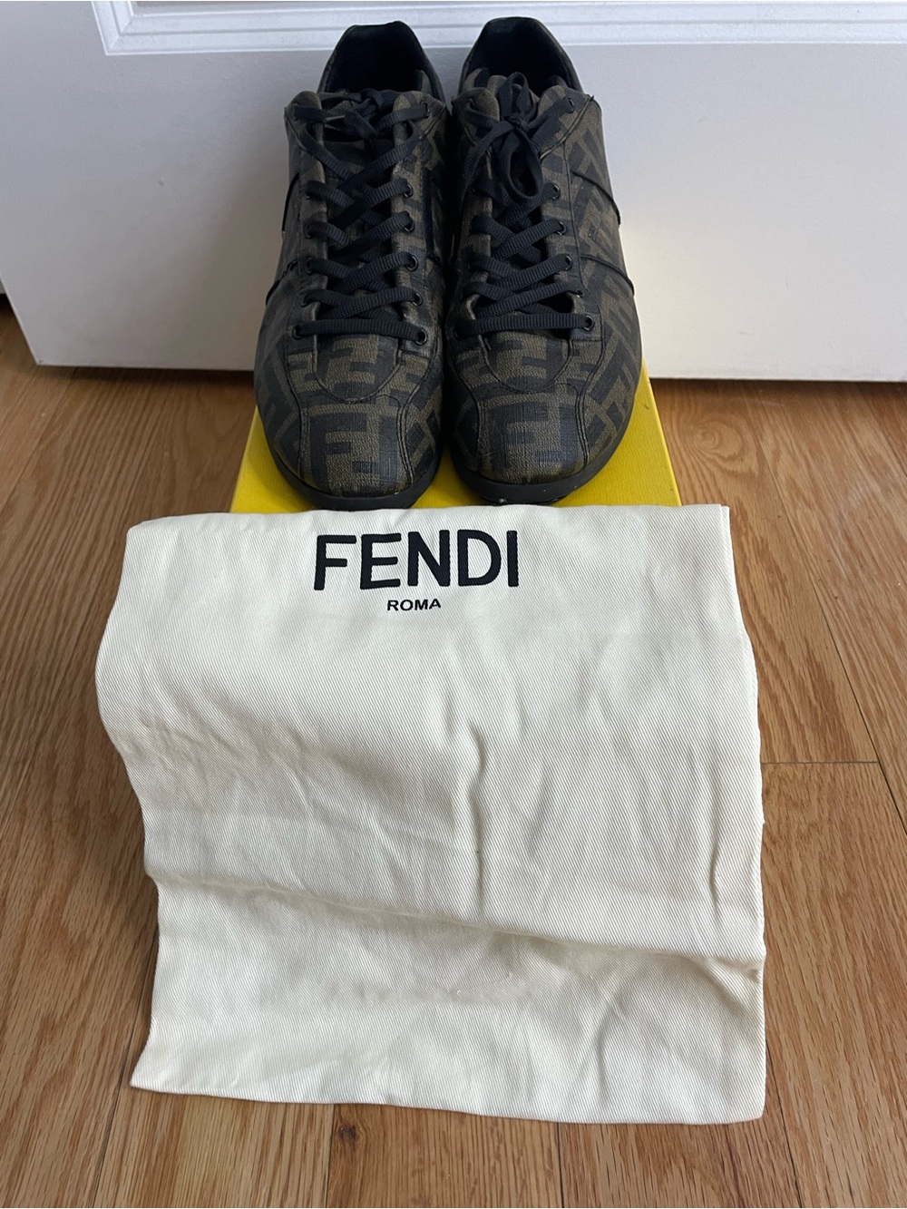 Woman FENDI logo sneakers. Size 40.